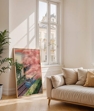 Zug in Kirschblütenlandschaft mit modernem Gebäude
