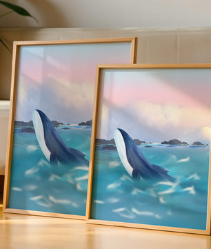 Ruhige Meeresszene mit einem majestätischen Wal, der im Morgengrauen aus dem Wasser springt