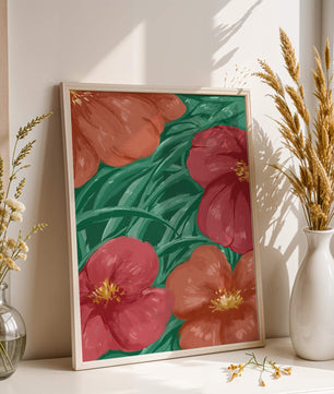 Lebendige Blumenkomposition mit roten und orangefarbenen Blüten auf grünem Laub