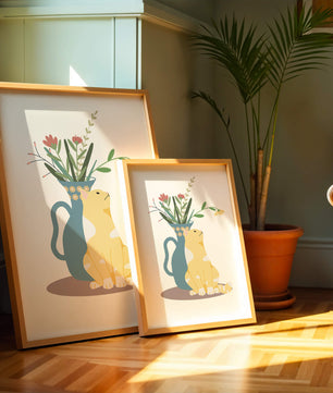 Ilustración de un gato sentado junto a un jarrón floral