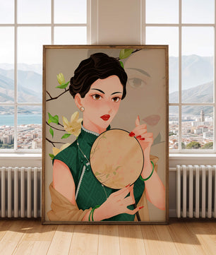 Mujer elegante con vestido tradicional sosteniendo un abanico decorativo con flores de magnolia