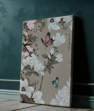 Mariposas y flores con colores pastel suaves y composición floral artística