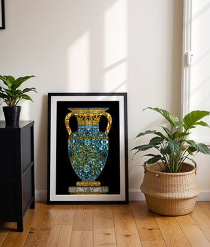Jarrón de mosaico detallado con piedras preciosas doradas y azules sobre fondo negro