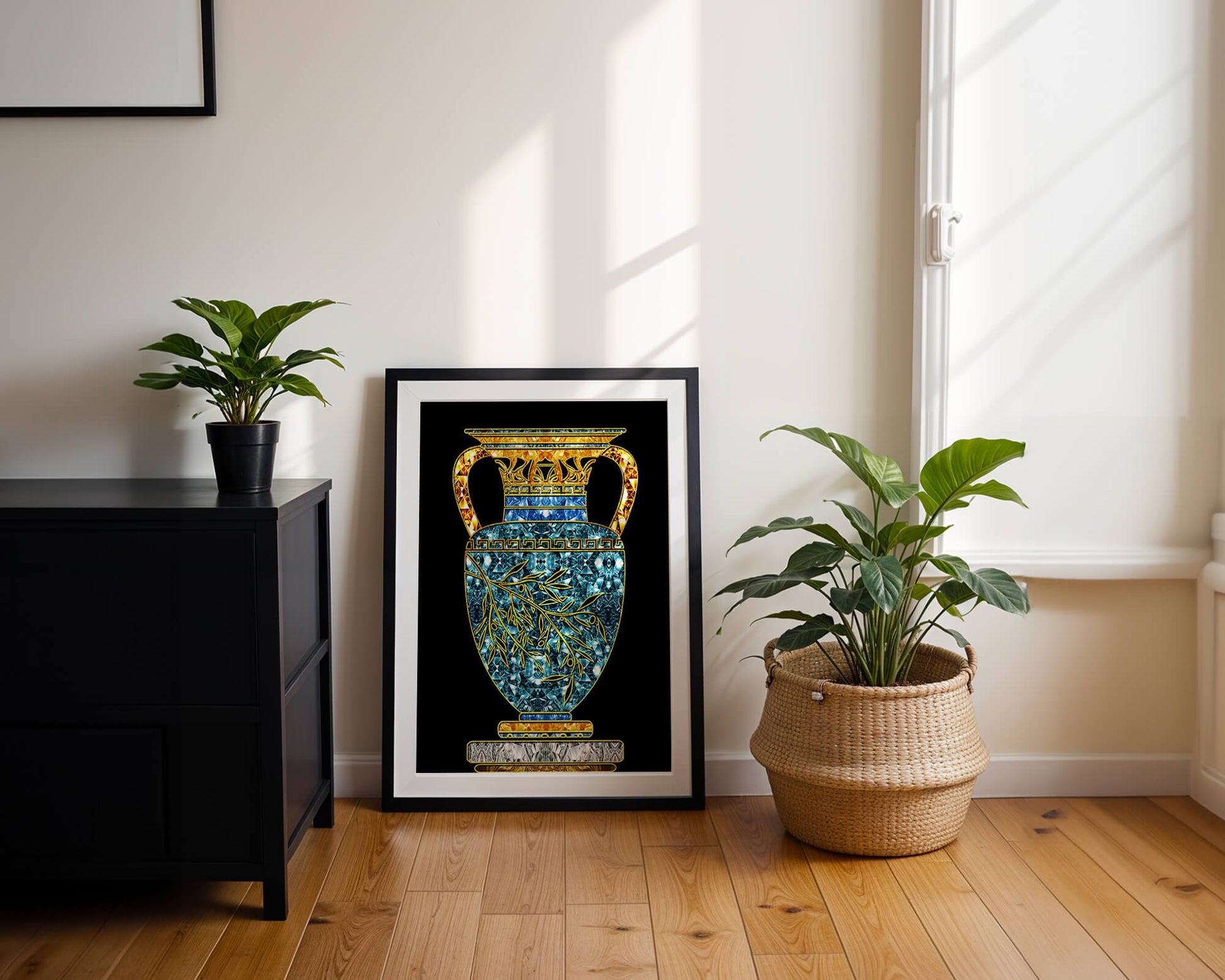 Jarrón de mosaico detallado con piedras preciosas doradas y azules sobre fondo negro
