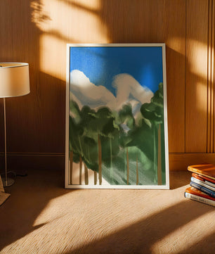 Malerische Waldlandschaft mit blauem Himmel und flauschigen Wolken