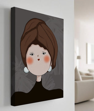 Retrato elegante de una mujer con un tocado único y rasgos expresivos