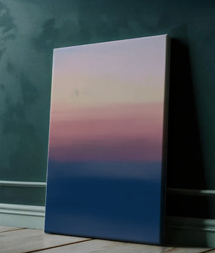 Atardecer abstracto y tranquilo sobre el océano con cielo degradado