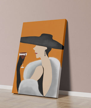 Femme élégante avec un chapeau noir et une fourrure blanche avec un verre de vin