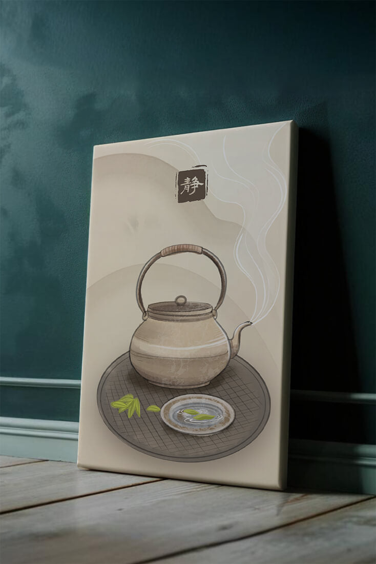 Tetera japonesa tradicional con té humeante y ambiente sereno