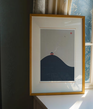Minimalistische Landschaft mit Haus auf einem Hügel und Sonnenuntergang