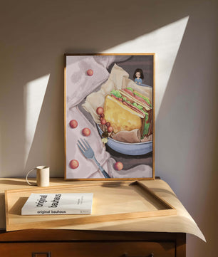 Niñas miniatura caprichosas cerca de un sándwich con tomates y tenedor