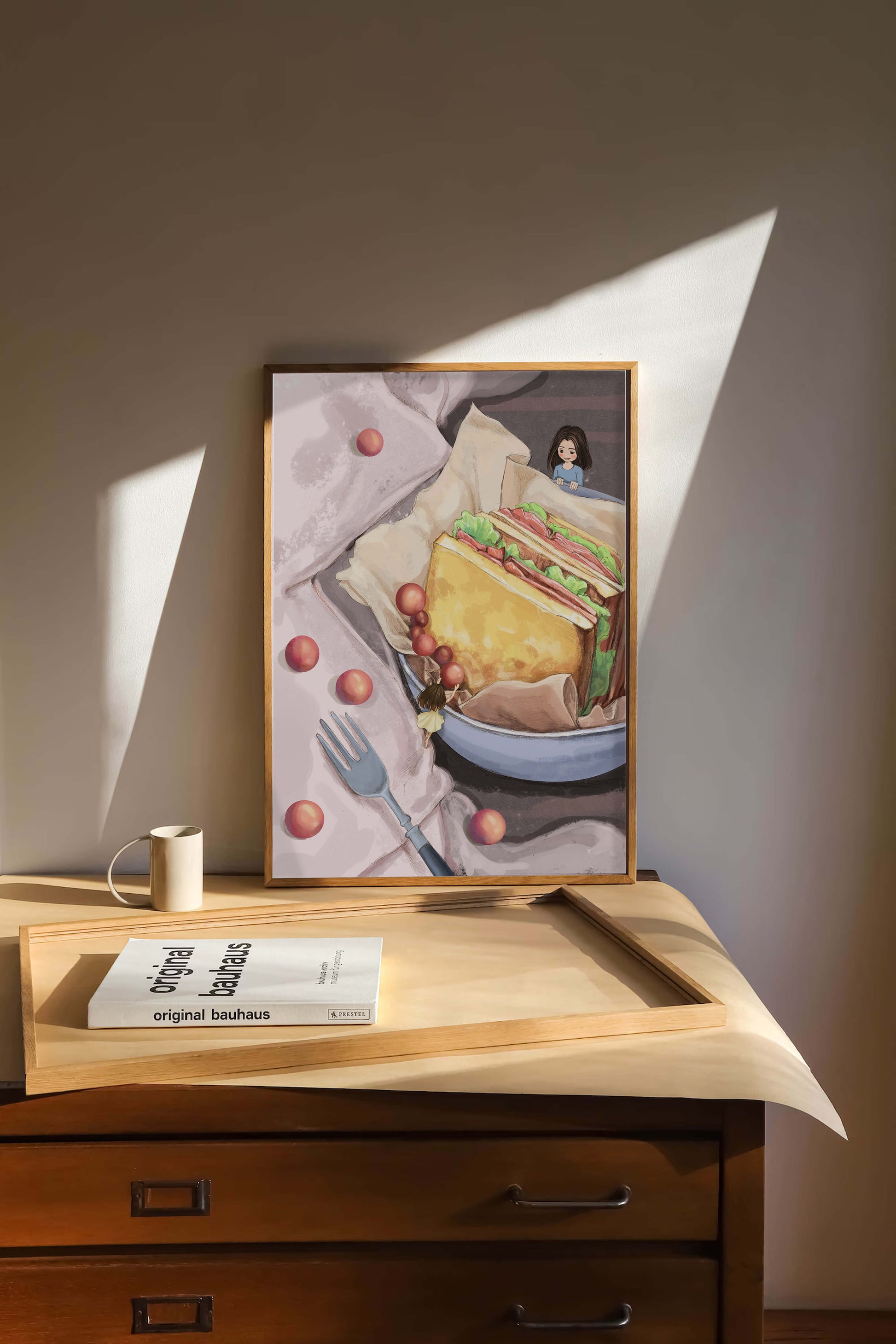 Niñas miniatura caprichosas cerca de un sándwich con tomates y tenedor