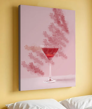 Elegante copa de cóctel roja sobre un fondo texturizado rosa