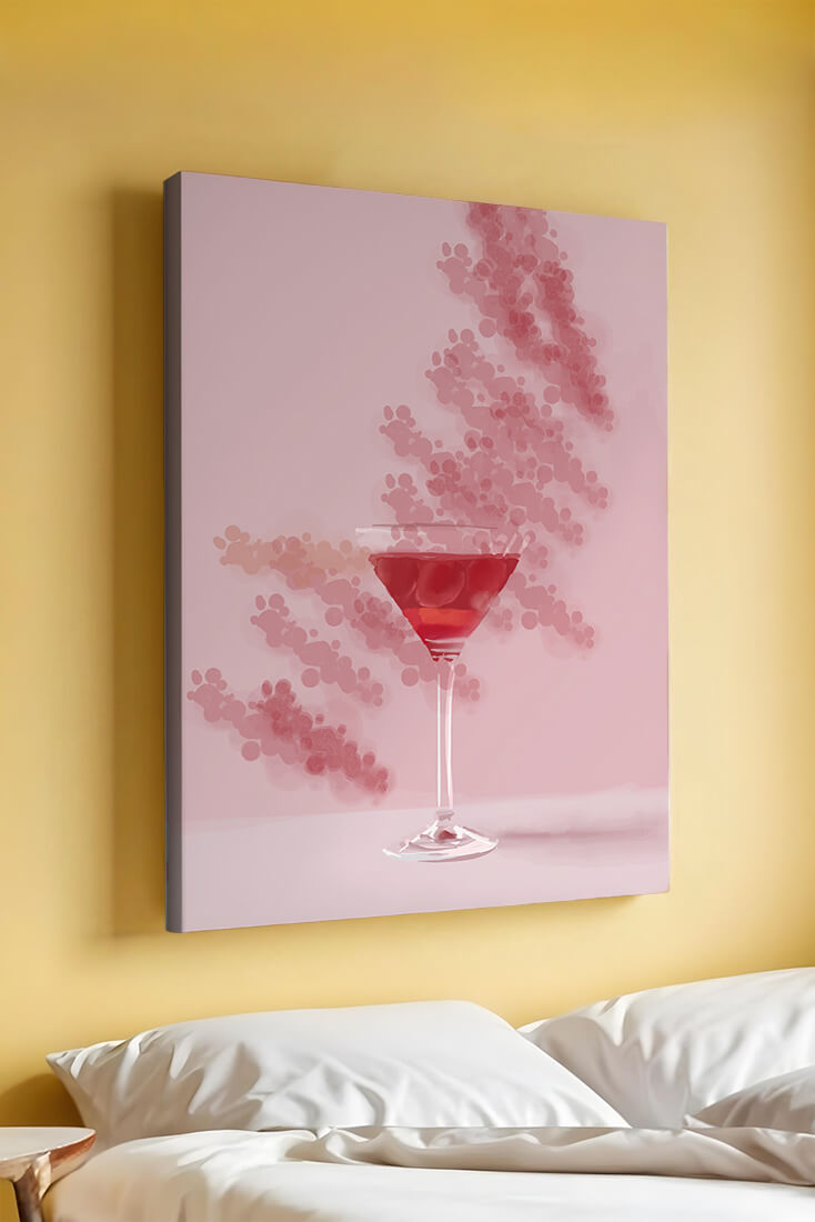 Elegante copa de cóctel roja sobre un fondo texturizado rosa