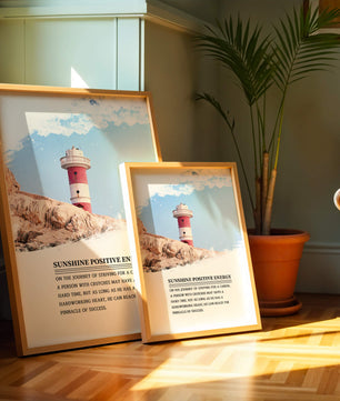 Faro inspirador con texto motivacional y fondo de cielo