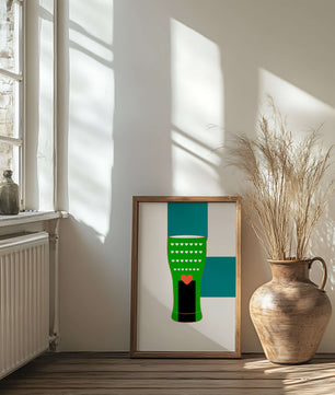 Jarrón verde con patrón de corazón y diseño minimalista