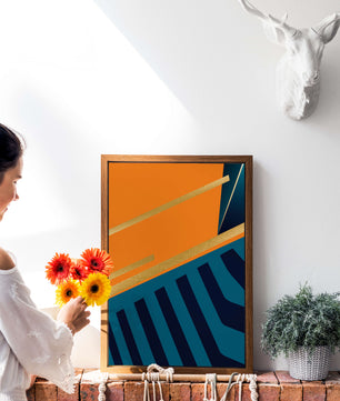 Moderne geometrische Abstraktion mit goldenen Elementen und kräftigen Farben 