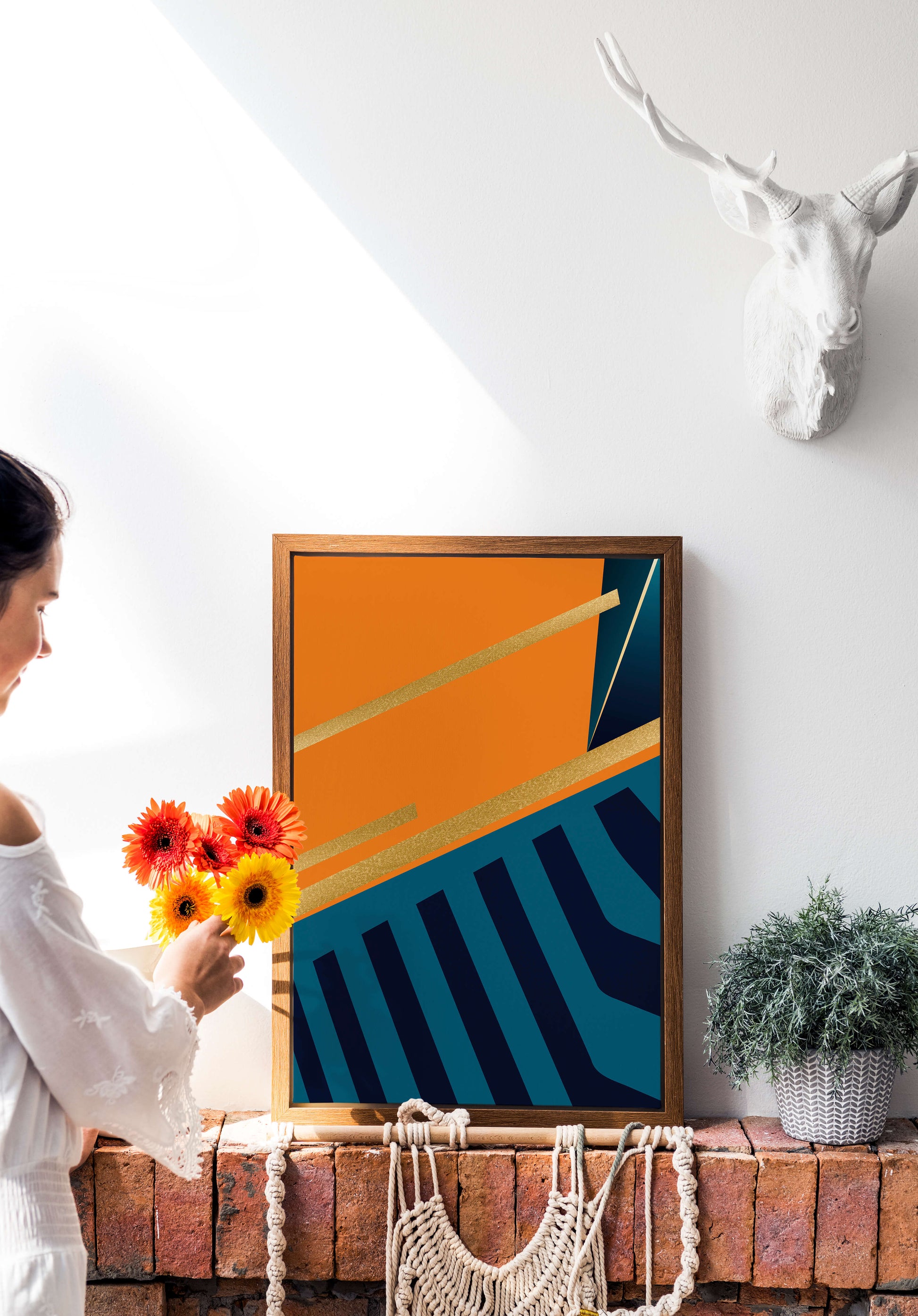 Moderne geometrische Abstraktion mit goldenen Elementen und kräftigen Farben 