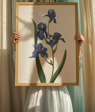 Flores de lirio azul elegantes con acentos dorados sobre un fondo blanco