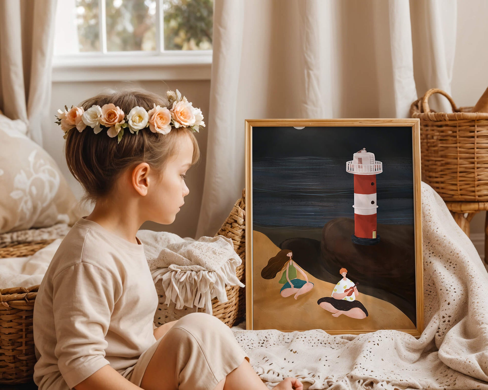 Escena de playa tranquila con faro por la noche