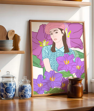 Jeune femme au béret rose avec illustration de fleurs violettes
