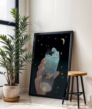 Escena abstracta del cielo nocturno con una mano sosteniendo un vaso de agua agitada.
