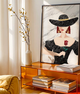 Elegante Frau mit stilvollem schwarzen Hut und roter Rose