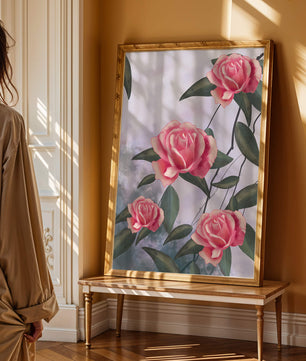 Hermosas rosas rosadas con exuberantes hojas verdes sobre un fondo suave