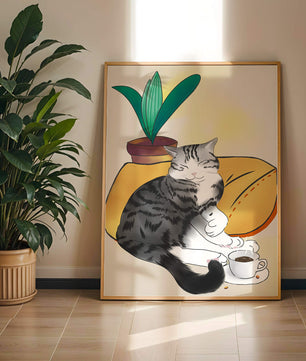 Entspannte Katze mit Kaffee und Pflanze auf gemütlichem Kissen