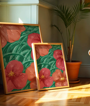 Lebendige Blumenkomposition mit roten und orangefarbenen Blüten auf grünem Laub