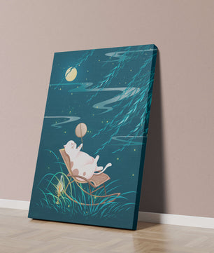 Adorable ilustración de un gato relajándose en un jardín iluminado por la luna con linterna