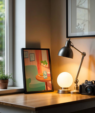 Sala de estar acogedora con mesa y cartón de leche