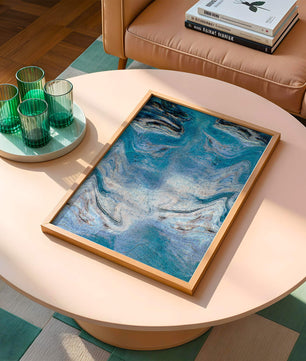 Pintura texturizada abstracta en azul y crema con patrones giratorios