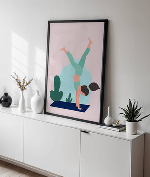 Ilustración de una mujer practicando la postura de parada de manos en yoga