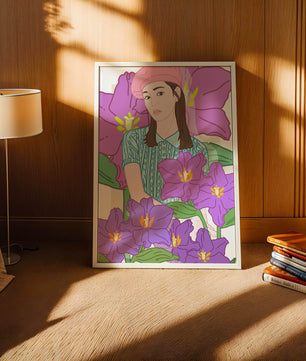Jeune femme au béret rose avec illustration de fleurs violettes