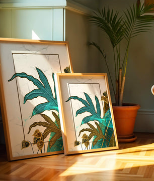 Abstrakte botanische Kunst mit blauen und goldenen Blattmustern