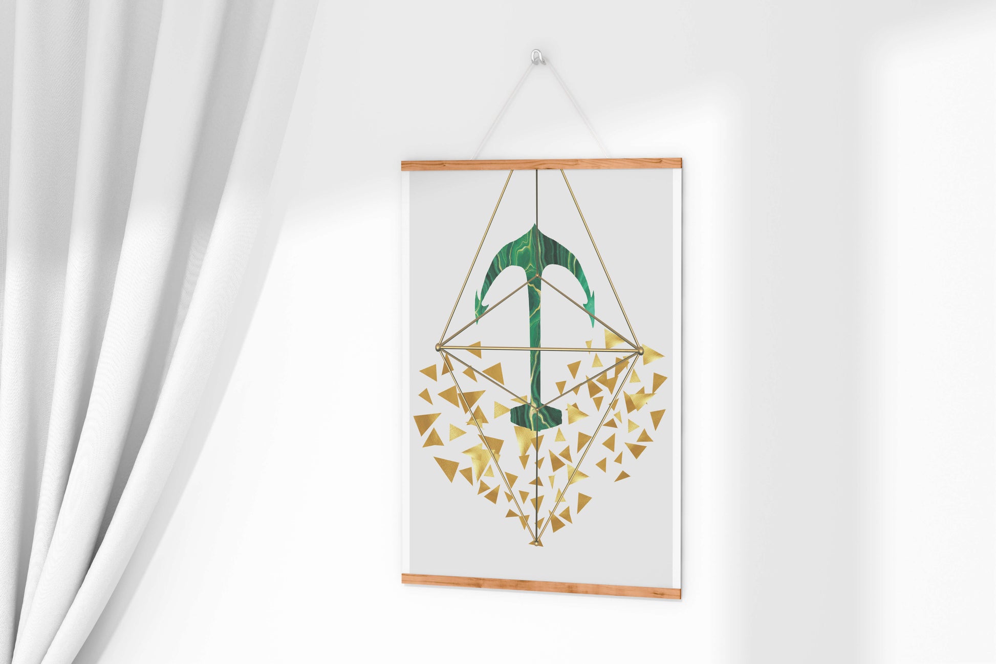 Arte geométrico abstracto con textura de piedra verde y triángulos dorados
