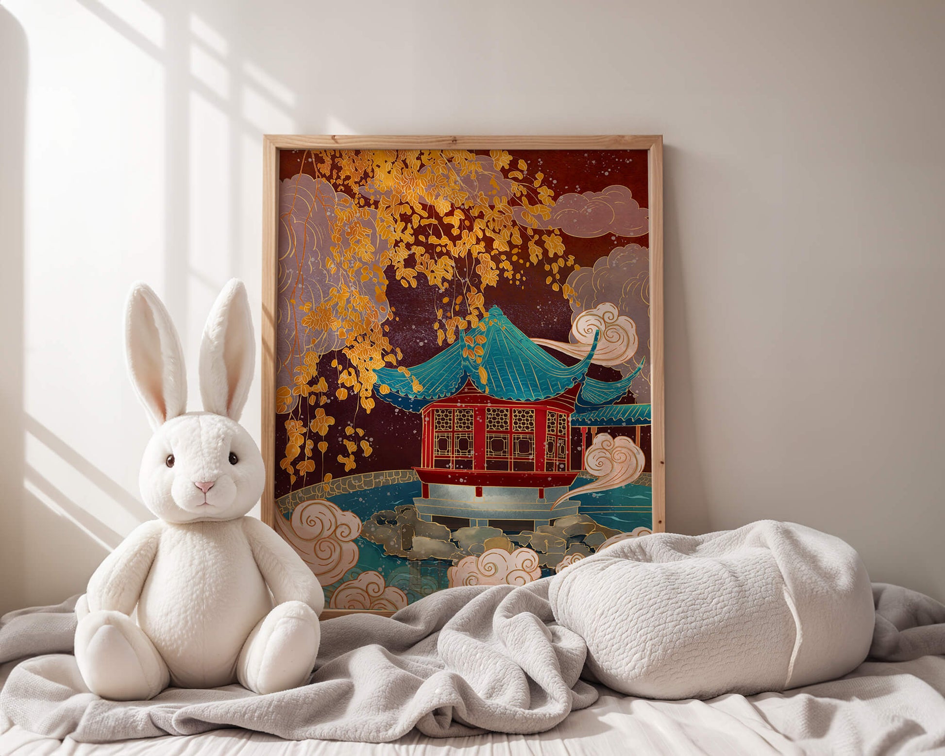 Pabellón chino tradicional con hojas doradas y nubes