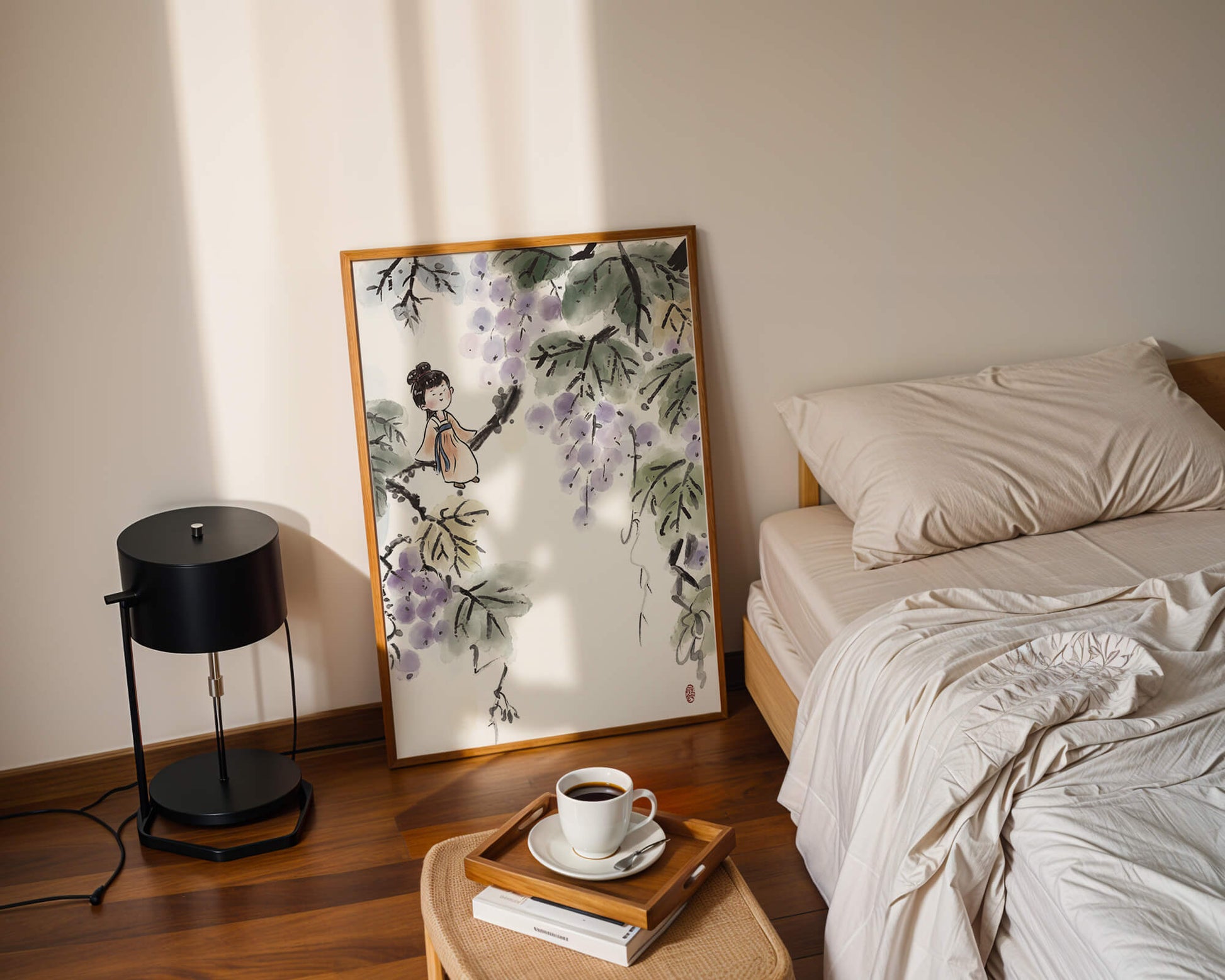 Una chica caprichosa sentada en una rama con bayas moradas y hojas verdes en estilo acuarela