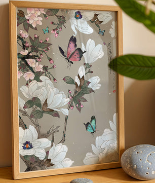 Mariposas y flores con colores pastel suaves y composición floral artística