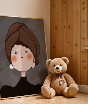 Retrato elegante de una mujer con un tocado único y rasgos expresivos