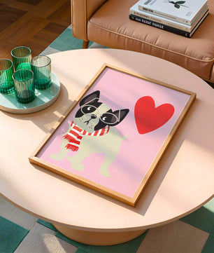 Ilustración juguetona de un bulldog francés con gafas y bufanda sobre fondo rosa con corazón