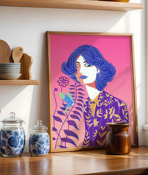 Retrato estilizado de una mujer con cabello azul y patrón botánico