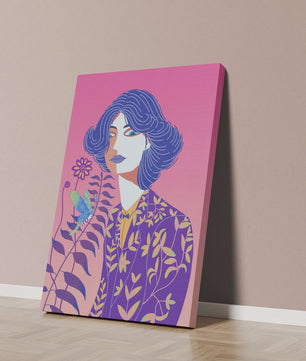 Retrato estilizado de una mujer con cabello azul y patrón botánico