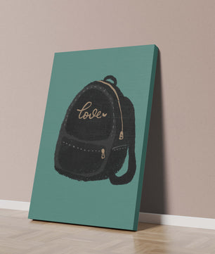 Elegante mochila negra con detalles dorados e inscripción de amor