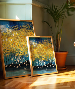 Paisaje abstracto con follaje dorado y aves voladoras