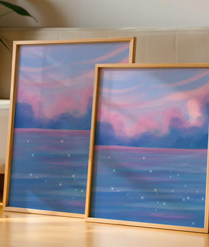 Verträumter Pastellhimmel, der sich in einer glitzernden Wasserlandschaft widerspiegelt 