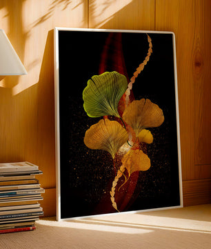 Art abstrait floral avec des feuilles de gingko dorées et un fond sombre