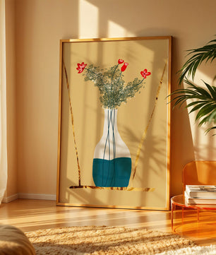 Vase avec des fleurs rouges et des accents dorés