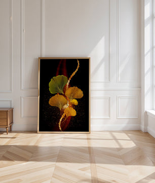 Art abstrait floral avec des feuilles de gingko dorées et un fond sombre